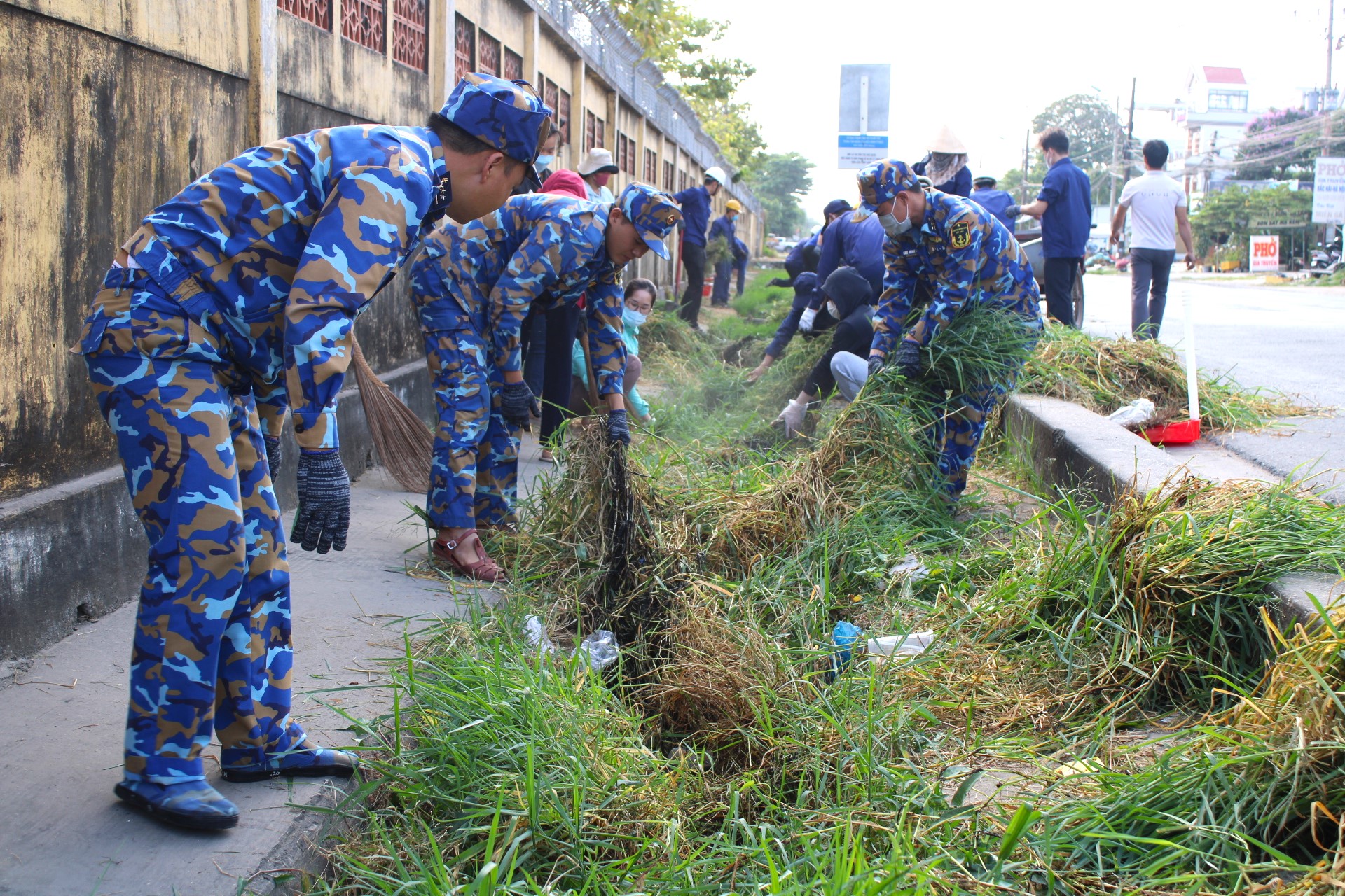 Các đơn vị Vùng 5 Hải quân thực hiện “Ngày thứ 7 tình nguyện”- sáng -  xanh - sạch- đẹp